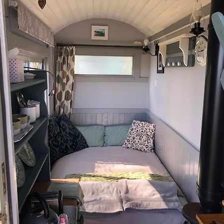 래넬리 Bronllys Farm Coastal Self-Catering 아파트 외부 사진