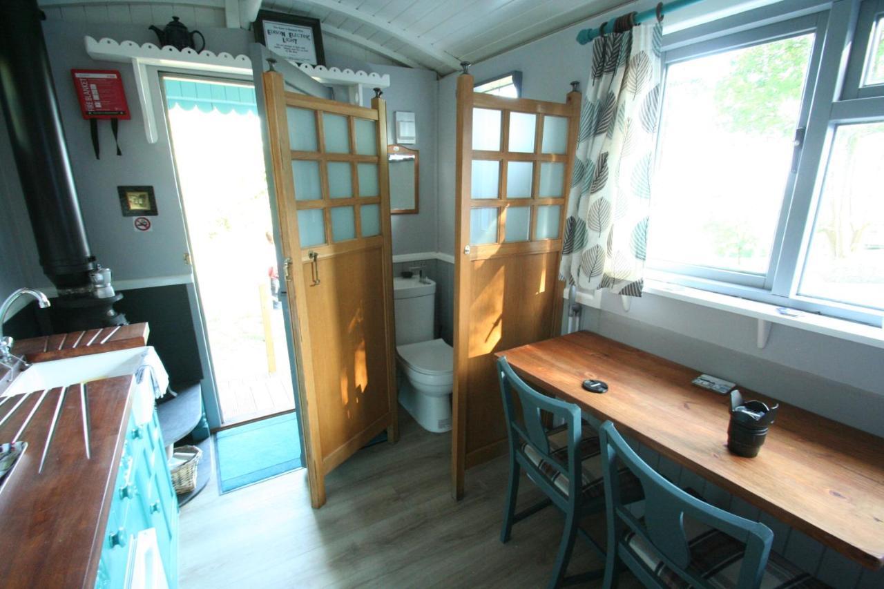 래넬리 Bronllys Farm Coastal Self-Catering 아파트 외부 사진
