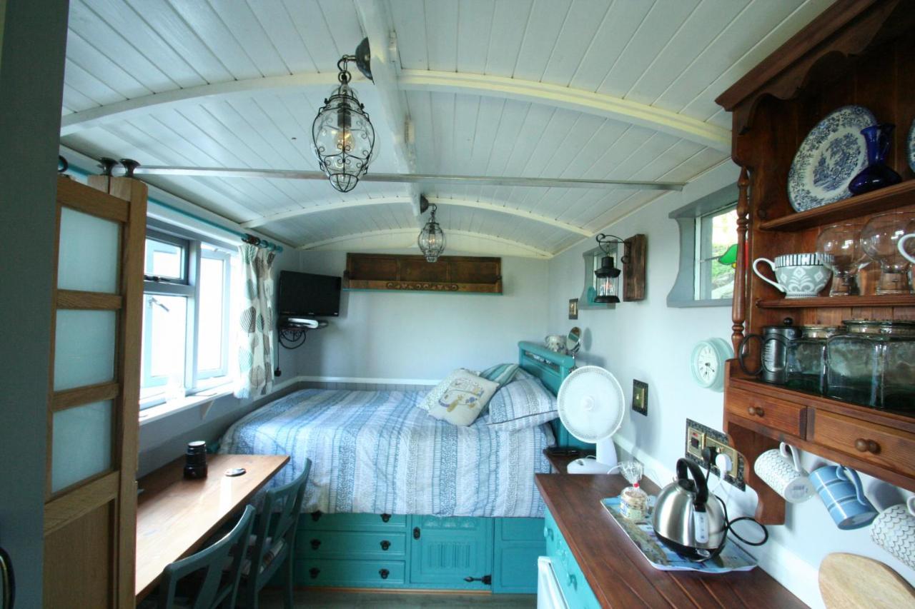 래넬리 Bronllys Farm Coastal Self-Catering 아파트 외부 사진