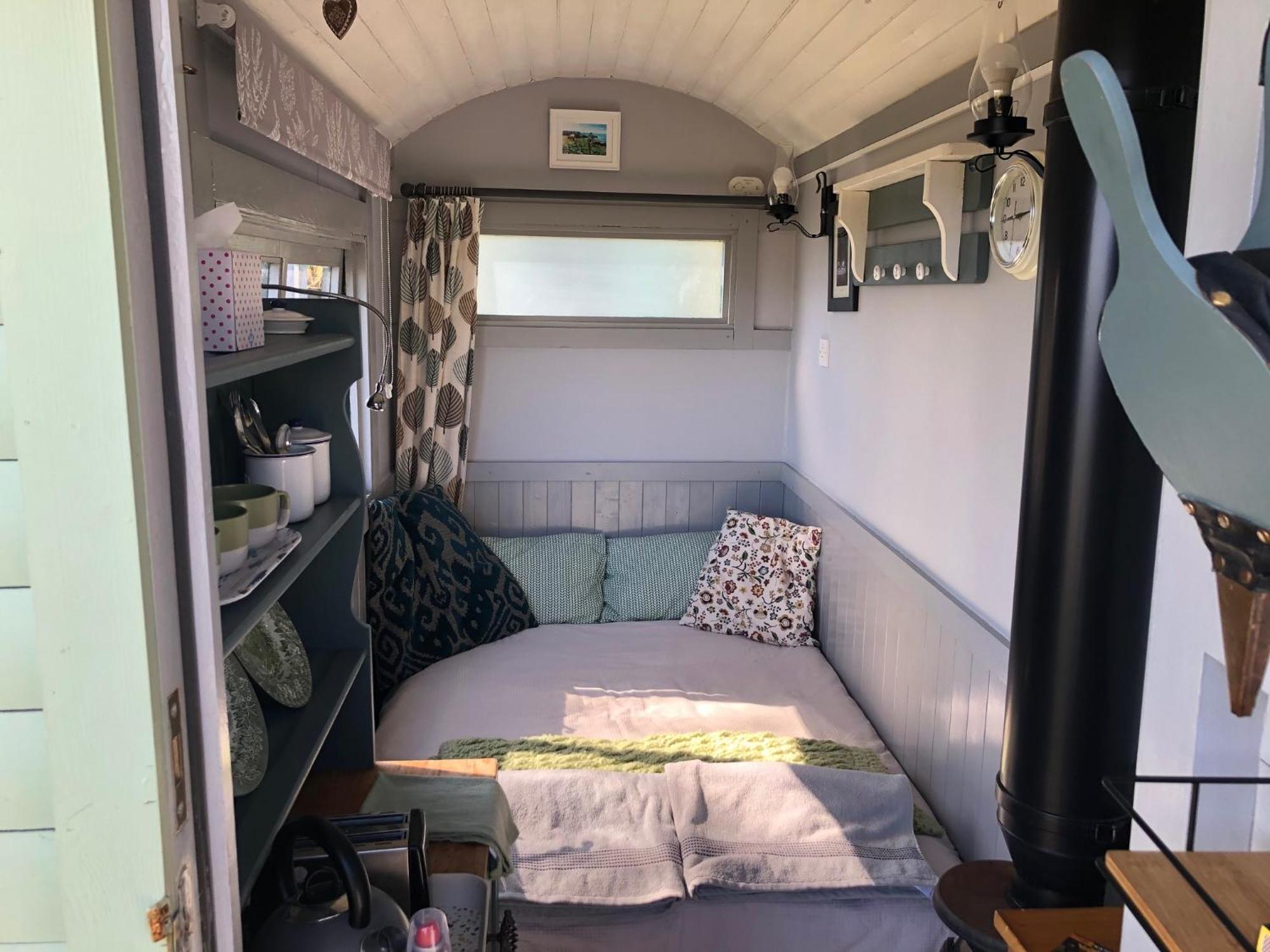 래넬리 Bronllys Farm Coastal Self-Catering 아파트 외부 사진