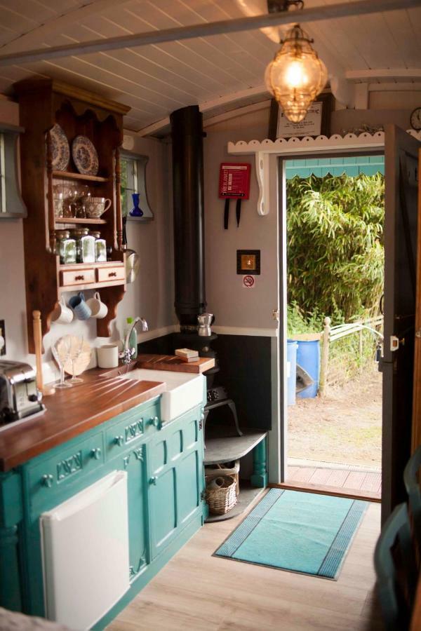 래넬리 Bronllys Farm Coastal Self-Catering 아파트 외부 사진