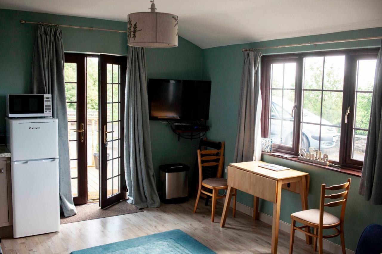 래넬리 Bronllys Farm Coastal Self-Catering 아파트 외부 사진